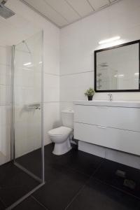 ein Badezimmer mit einem WC, einem Waschbecken und einem Spiegel in der Unterkunft Flea Market 1BR - 30 09 Olei Zion St Tel Aviv in Tel Aviv