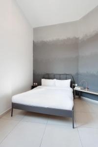 een slaapkamer met een wit bed en een tafel bij Flea Market 1BR - 30 09 Olei Zion St Tel Aviv in Tel Aviv