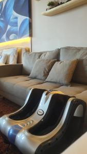 - un canapé dans un salon à côté d'un tableau dans l'établissement Cozy Home Cinema @ Mount Austin JB 5 Pax, à Johor Bahru