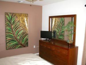 TV at/o entertainment center sa Colony Villa Paradise Among The Palm Trees