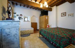 1 dormitorio con 1 cama y vestidor en una habitación en 4 Bedroom Lovely Home In Cetona, en Cetona