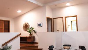 Un comedor con mesa y sillas en Picnic House, Luxurious Tropical House, en Picnic Bay