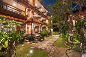 Taman di luar Suka Beach Inn
