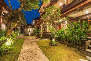 Taman di luar Suka Beach Inn