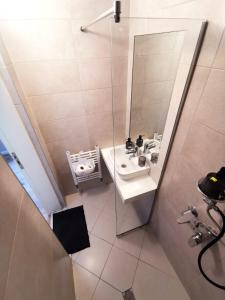 ein Bad mit einem Waschbecken und einem Spiegel in der Unterkunft Hotel Amfora in Sweti Konstantin