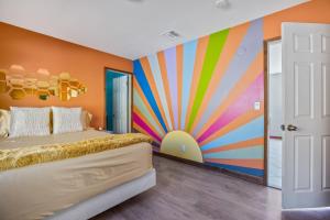 Ein Bett oder Betten in einem Zimmer der Unterkunft Neon Moon An Elevated Experience w Pool and Spa