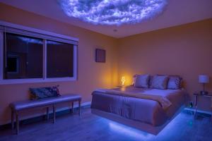 Ein Bett oder Betten in einem Zimmer der Unterkunft Neon Moon An Elevated Experience w Pool and Spa