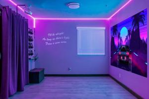 TV/Unterhaltungsangebot in der Unterkunft Neon Moon An Elevated Experience w Pool and Spa