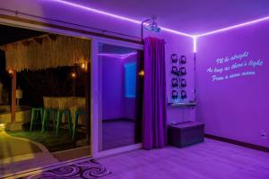 Galeriebild der Unterkunft Neon Moon An Elevated Experience w Pool and Spa in Joshua Tree