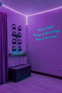 Galeriebild der Unterkunft Neon Moon An Elevated Experience w Pool and Spa in Joshua Tree