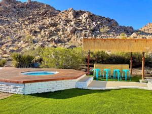 Der Swimmingpool an oder in der Nähe von Neon Moon An Elevated Experience w Pool and Spa
