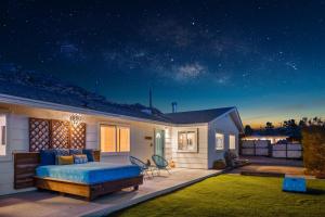Ein Bett oder Betten in einem Zimmer der Unterkunft Neon Moon An Elevated Experience w Pool and Spa