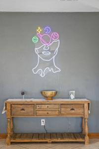 Galeriebild der Unterkunft Neon Moon An Elevated Experience w Pool and Spa in Joshua Tree