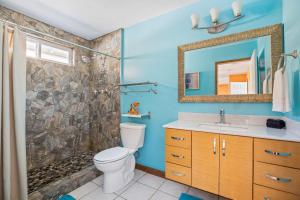 ein Badezimmer mit Toilette, Dusche und Waschbecken in der Unterkunft Neon Moon An Elevated Experience w Pool and Spa in Joshua Tree