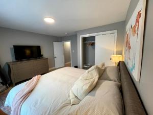 フィラデルフィアにある2BR in Heart of Queen Village - walk to everything!のベッドと薄型テレビのある寝室 +14枚の写真