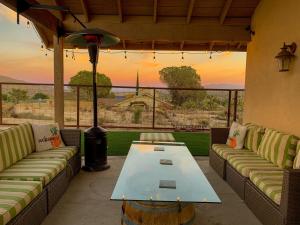 Posezení v ubytování Wine Lover's Retreat - The Uncork and Unwind Experience