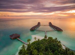 eine Luftansicht eines Resorts im Wasser in der Unterkunft Medhufushi Island Resort in Muli