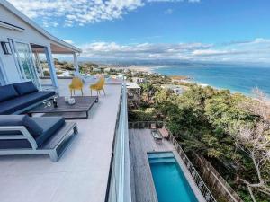widok na ocean z balkonu domu w obiekcie Dizzy Hill Villa with 270° Breathtaking Views. Pool + Patio w mieście Plettenberg Bay
