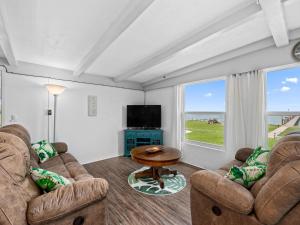 un salon avec deux canapés et une table dans l'établissement Little Cove Resort, à Taft