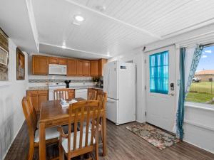 Kuchyň nebo kuchyňský kout v ubytování Little Cove Resort