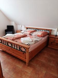 1 dormitorio con cama de madera y silla en Ferienwohnung Richter en Luckau