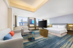 een hotelkamer met een bed en een flatscreen-tv bij Holiday Inn Express City Centre Dalian, an IHG Hotel in Dalian