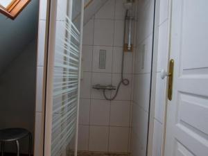 Ένα μπάνιο στο Charmante maison périgourdine avec spa gonflable, proche Hautefort, idéale famille et détente - FR-1-616-167