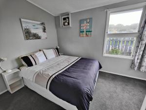 1 dormitorio con cama y ventana en A Family Favourite! en Riverton