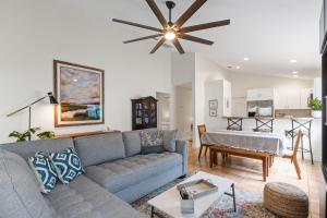 sala de estar con sofá y comedor en Castile Oasis - Minutes to Beaches & State Park, en St. Augustine