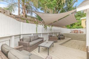 patio con mobili in vimini e amaca di Castile Oasis - Minutes to Beaches & State Park a St. Augustine