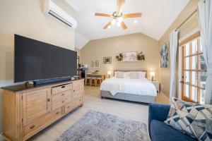 Ένα ή περισσότερα κρεβάτια σε δωμάτιο στο Quaint Studio in the Heart of Downtown St Augustine