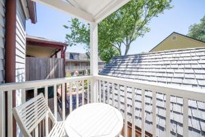 セント・オーガスティンにあるQuaint Studio in the Heart of Downtown St Augustineの白いポーチ(白いテーブルと椅子付)