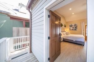 eine Tür zu einem Schlafzimmer mit einem Bett in der Unterkunft Quaint Studio in the Heart of Downtown St Augustine in St. Augustine