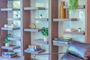 salon z drewnianymi półkami z roślinami w obiekcie Single Level House with view and pool w mieście Glendora