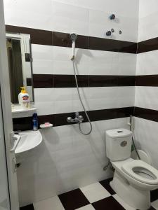 y baño con aseo y lavamanos. en S23 homestay en Hai Phong