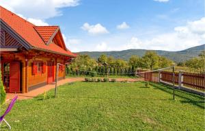 ein Haus mit einem Hof neben einem Zaun in der Unterkunft Gorgeous Home In Licko Lesce in Ličko Lešće + 23 Fotos