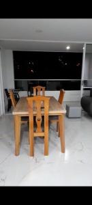uma mesa de madeira e cadeiras numa sala de estar em Citadela disole 1007 em Santa Fe de Antioquia