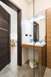 een badkamer met een wastafel en een spiegel bij ENERGYLANDIA Zator Apartament Krzyś in Zator +19 foto's