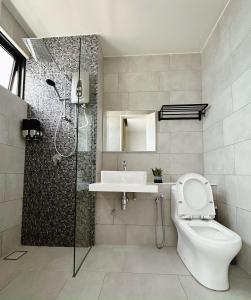 y baño con ducha, aseo y lavamanos. en THE SHORE SEAVIEW Centre Of The City, en Kota Kinabalu