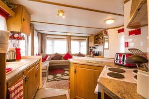 uma cozinha e sala de estar de uma caravana em 8 Berth Dog Friendly Caravan In Summerfields Holiday In Norfolk Ref 19160s em Scratby