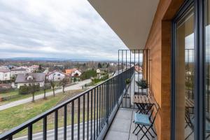 een balkon met uitzicht op een stad bij ENERGYLANDIA Zator Apartament Krzyś in Zator