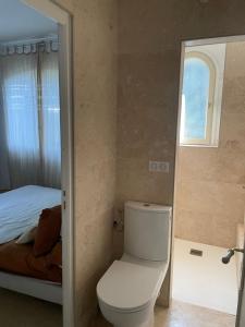 Kúpeľňa v ubytovaní Villa&spa 3 ch 6pers en ville 12 mn de la plage