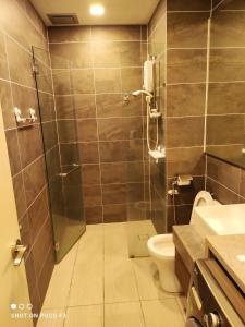 La salle de bains est pourvue d'une douche et de toilettes. dans l'établissement Cozy Studio unit,Cyberjaya,Wifi, Netflix,Free parking, à Cyberjaya