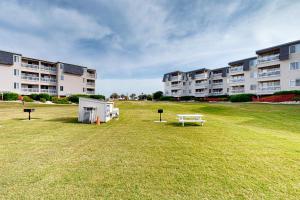 un parque con un banco frente a un edificio en A Place At The Beach III en Atlantic Beach