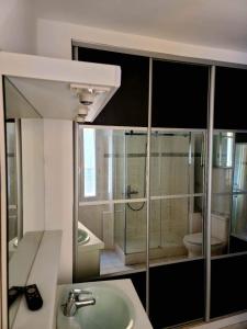 łazienka z umywalką i toaletą w obiekcie Charmante maison de village Collioure w mieście Collioure