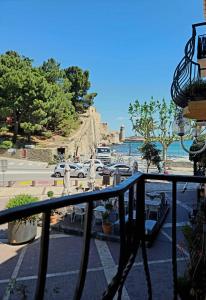 un balcón con vistas a un aparcamiento en Charmante maison de village Collioure en Collioure