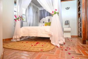 1 dormitorio con 1 cama con flores en el suelo en The Cottages - Unit 1 en Soufrière