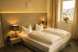 Postel nebo postele na pokoji v ubytování Garni Hotel Schmaus