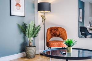 Host & Stay - Duke Street Abode في ليفربول: غرفة معيشة مع طاولة زجاجية وكرسي