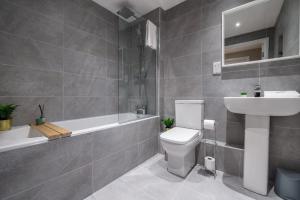 ein Badezimmer mit einem WC, einem Waschbecken und einer Badewanne in der Unterkunft Host & Stay - Duke Street Abode in Liverpool